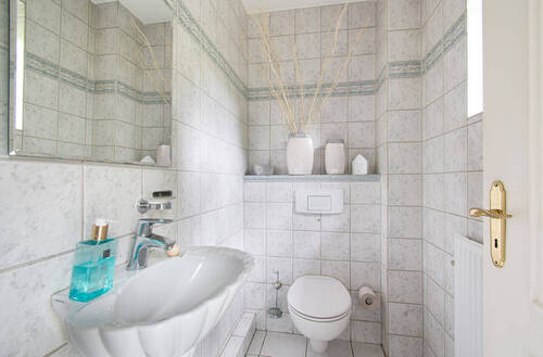 Helles, freundliches Gäste-WC - 