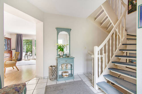 Diele mit geschwungener Holztreppe - 