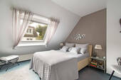 Lichtdurchflutetes Schlafzimmer im Obergeschoss - 