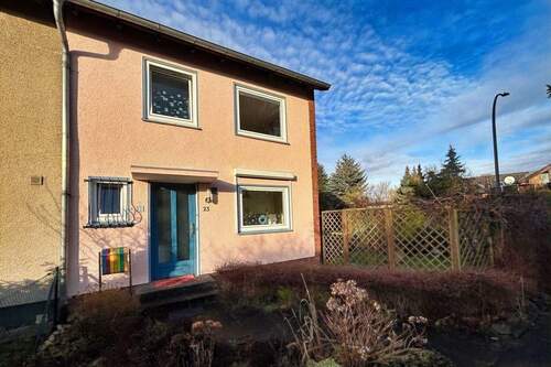 Vorderansicht - Reihenendhaus in ruhiger Lage - 329.000,00&nbsp;EUR Kaufpreis, ca.&nbsp; 92,00&nbsp;m&sup2;&nbsp;Wohnfl&auml;che