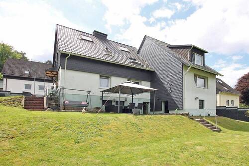 Gartenansicht - Großzügiges Zweifamilienhaus mit schönem Gartengrundstück und vielseitigen Nutzungsmöglichkeiten