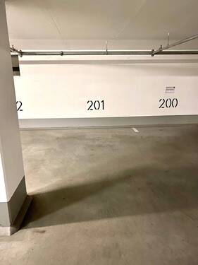EuAl71-81_ (1).JPG - 5-20 Tiefgaragenstellplätze auf der Europaallee zu vermieten. Es stehen mehrere Stellplätze zur Verfügung und können im Paket vermietet werden.