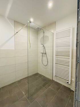 Badezimmer mit Dusche - 