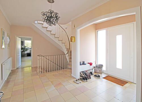 Eingangsbereich mit Treppenanlage - 