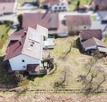 Baugrundstück mit Altbestand am Feldrand in Hohenthann!