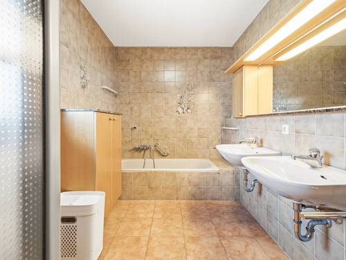 Bauzeitliches Bad im OG - 