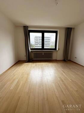Schlafzimmer 1 - *Großzügige 4,5 Zimmer-Wohnung mit Balkon, Wintergarten & Garage*!
