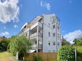 Hausansicht - Zentral - sonnig - großzügig. – Attraktive 2-Zimmer-Wohnung mit großem Balkon in Freilassing.