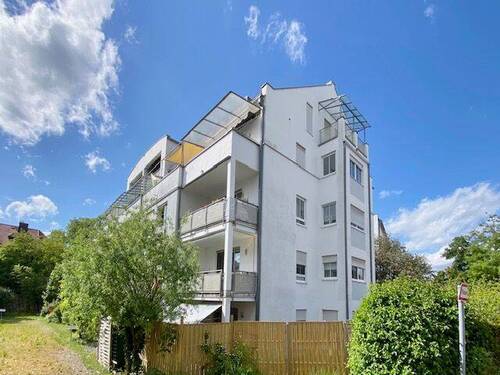 Hausansicht - Zentral - sonnig - großzügig. – Attraktive 2-Zimmer-Wohnung mit großem Balkon in Freilassing.