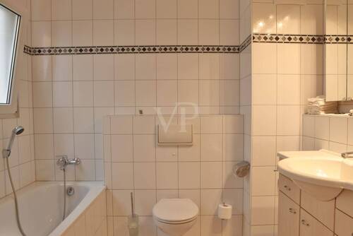 Bad mit Badewanne und Dusche - 
