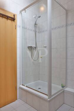 Bad mit Dusche - 