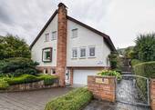 Hausansicht - Freistehendes Einfamilienhaus mit Einliegerwohnung - großzügig, modernisiert & energieeffizient