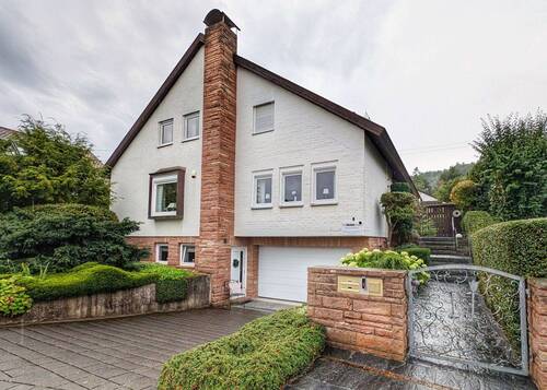 Hausansicht - Freistehendes Einfamilienhaus mit Einliegerwohnung - großzügig, modernisiert & energieeffizient