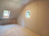 Schlafzimmer oder Gästezimmer im Dachgeschoss - 