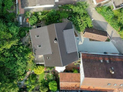 Draufsicht auf das Grundstück mit Haus - 