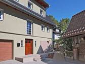 Schön angelegter Innenhof mit Hauseingang, Fachwerkhäuschen und Gartenzugang - Historisches Fachwerkhaus trifft modernen Wohnkomfort