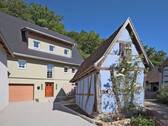 Hauseingang mit Garage und charmantem Fachwerkhäuschen - 6 Zimmer Einfamilienhaus zum Kaufen in Mönsheim
