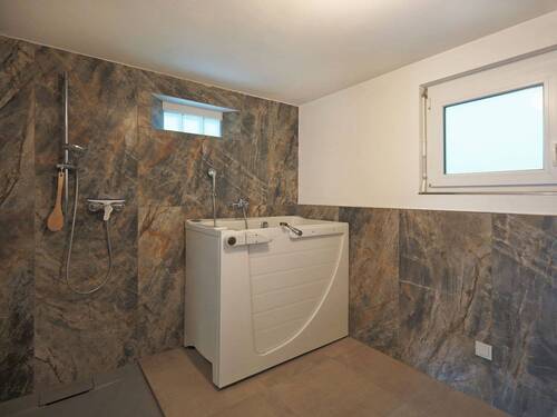 Badewanne und bodengleiche Dusche - 