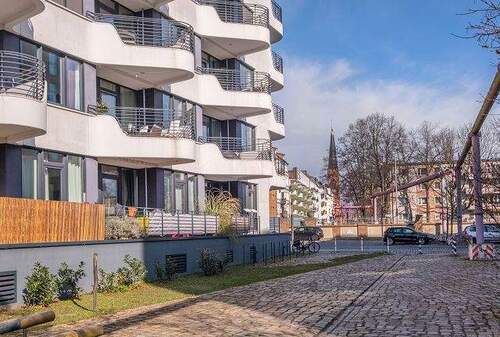 Seitliche Hausansicht mit Blick zur Zwinglikirche - 