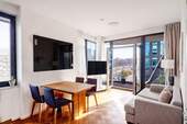 Wohn- und Essbereich mit Balkon - 2 Zimmer Etagenwohnung in Berlin
