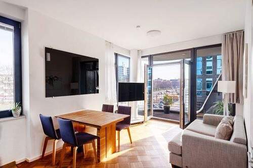 Wohn- und Essbereich mit Balkon - 2 Zimmer Etagenwohnung in Berlin