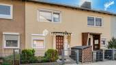 Außenansicht 1 - Charmantes Reihenmittelhaus mit ca. 84 m² Wohnfläche, Terrasse, kleinem Garten und Keller