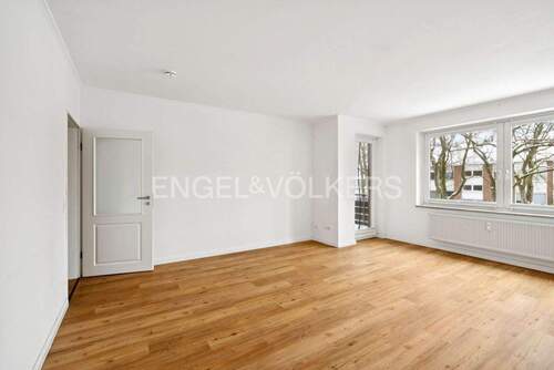 Wohnzimmer mit Zugang zum Balkon - 