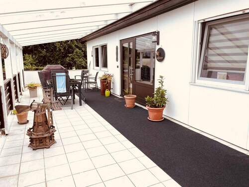 4. Terrasse und hauseingang - 