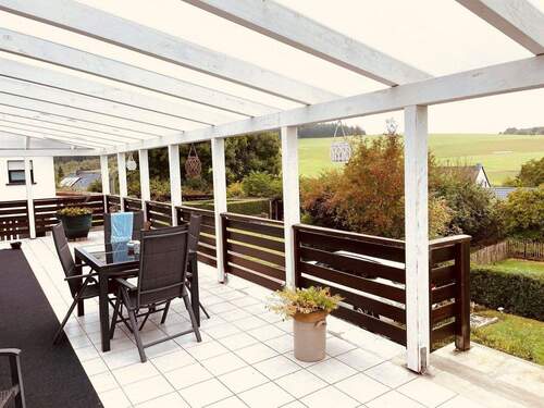 5. Terrasse und Hauseingang - 