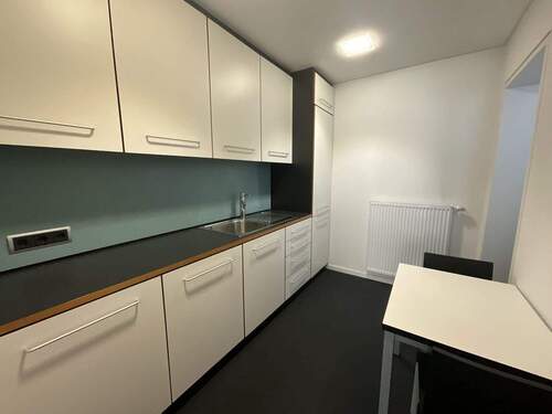 Küche mit angrenzendem Abstellraum - 