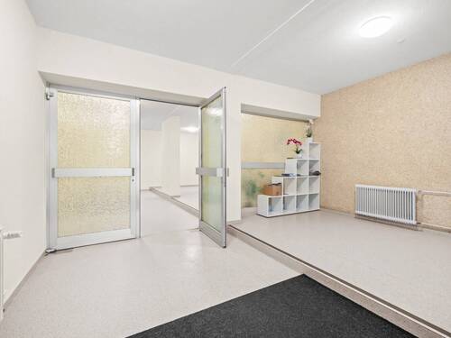 Gepflegte Wohnanlage - Hauseingang - 