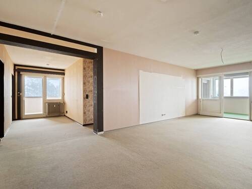 Großzügiger Wohn- und Essbereich - großzügige 3,5 Zimmer Eigentumswohnung - barrierefrei erreichbar - renovierungsbedürftig -