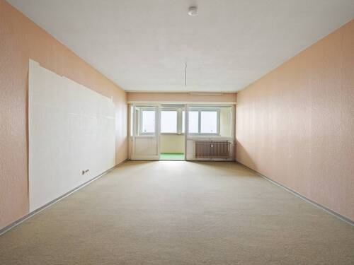 Wohnzimmer mit verglastem Balkon - Etagenwohnung mit 97,00 m&sup2; in Meersburg zum Kaufen