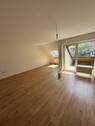 Wohnzimmer mit Balkon - Schöne 3 Zimmer Wohnung mit Stellplatz!