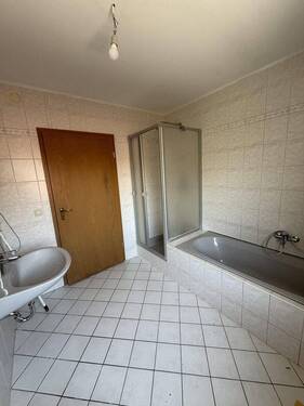 Dusche und Badewanne - 