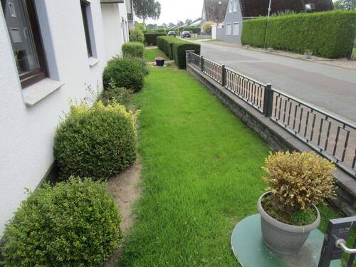 218. Vorgarten des Hauses..JPG - 