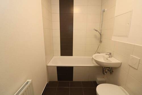 Beispiel Bad mit Wanne - 2 Zimmer Etagenwohnung in Freiberg
