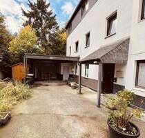 Vielseitiges Hinterhofensemble mit Halle, BüroWohnfläche und Wohnung in Düsseldorf-Hassels