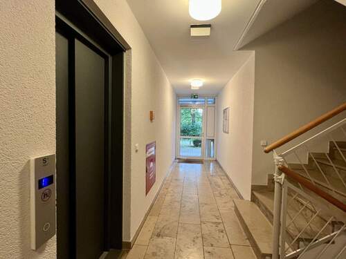 Treppenhaus und Aufzug - 