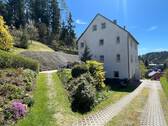 Hausansicht Nord - Wohlfühloase im „Grünen“ – Großes teilsaniertes EFHZFH mit zwei Garagen, großem Garten und Forstfläche in ruhiger Waldrandlage in Großolbersdorf