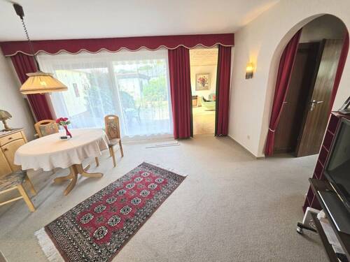 Esszimmer mit Zugang zu Terrasse und Garten - 
