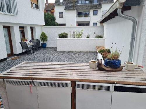 Innenhof und Hochbeete - Etagenwohnung mit 146,00 m&sup2; in Wiesbaden zur Miete