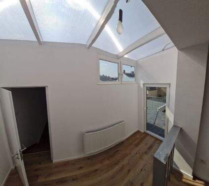 Haushaltsbereich mit Zugang zum Balkon - 