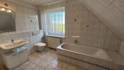 Badezimmer mit Wanne - 