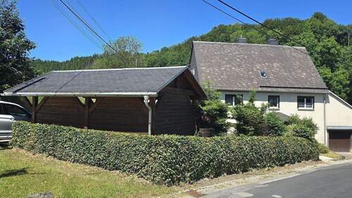 Hausansicht mit Carport - 5 Zimmer Einfamilienhaus in Augustusburg