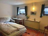 Wohnlich ausgebautes Gästezimmer im Kellergeschoss - 