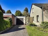 Garage mit langer Auffahrt und Durchgang zum Garten - 