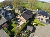 Hausansicht.jpeg - Solide Basis mit viel Gestaltungsspielraum - Gepflegtes Einfamilienhaus mit Garten in ruhiger Wohnlage