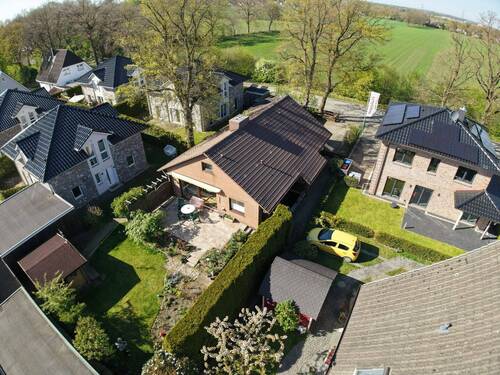 Hausansicht.jpeg - Solide Basis mit viel Gestaltungsspielraum - Gepflegtes Einfamilienhaus mit Garten in ruhiger Wohnlage