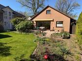 Hausansicht Garten.JPG - 3 Zimmer Einfamilienhaus zum Kaufen in Norderstedt